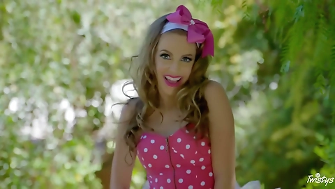 Hotie enjoys a fuck with masseur