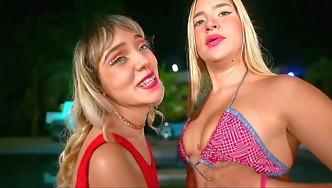 Make & dildoes her in the bathroom