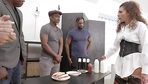 Maskown virgini boutiquey to fuck with a sexy body